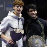 Jannik Sinner e Carlos Alcaraz posano alla premiazione del Six Kings Slam