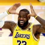 LeBron James in campo con i Lakers