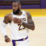 LeBron James in campo con i Lakers