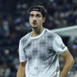 Lorenzo Sonego preoccupato in campo