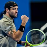 Matteo Berrettini con cappellino e mentre stringe un pugno