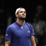 Matteo Berrettini a occhi chiusi in segno di disappunto