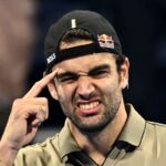 Matteo Berrettini indica la sua testa dopo un punto fatto