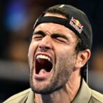 Matteo Berrettini esulta dopo aver fatto un punto
