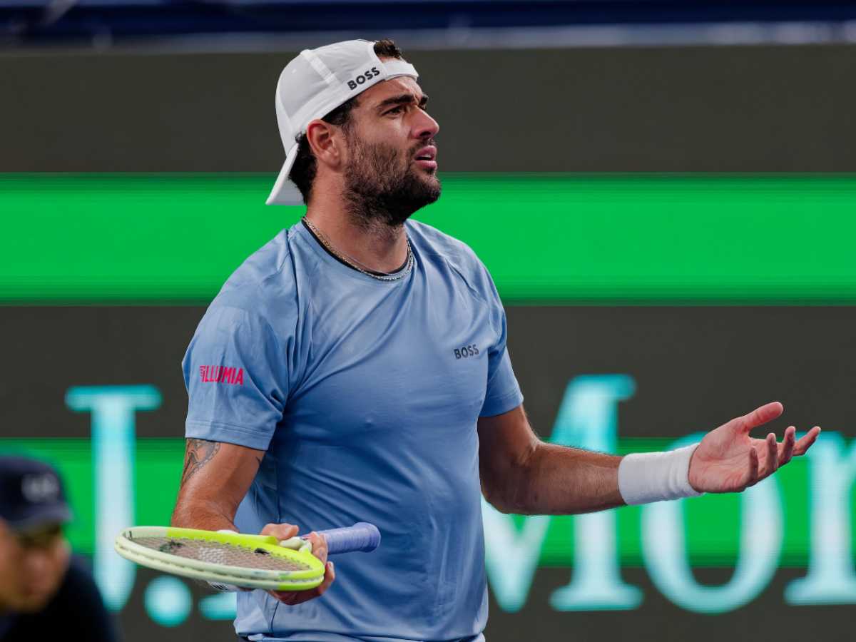 Matteo Berrettini allarga le braccia in segno disappunto