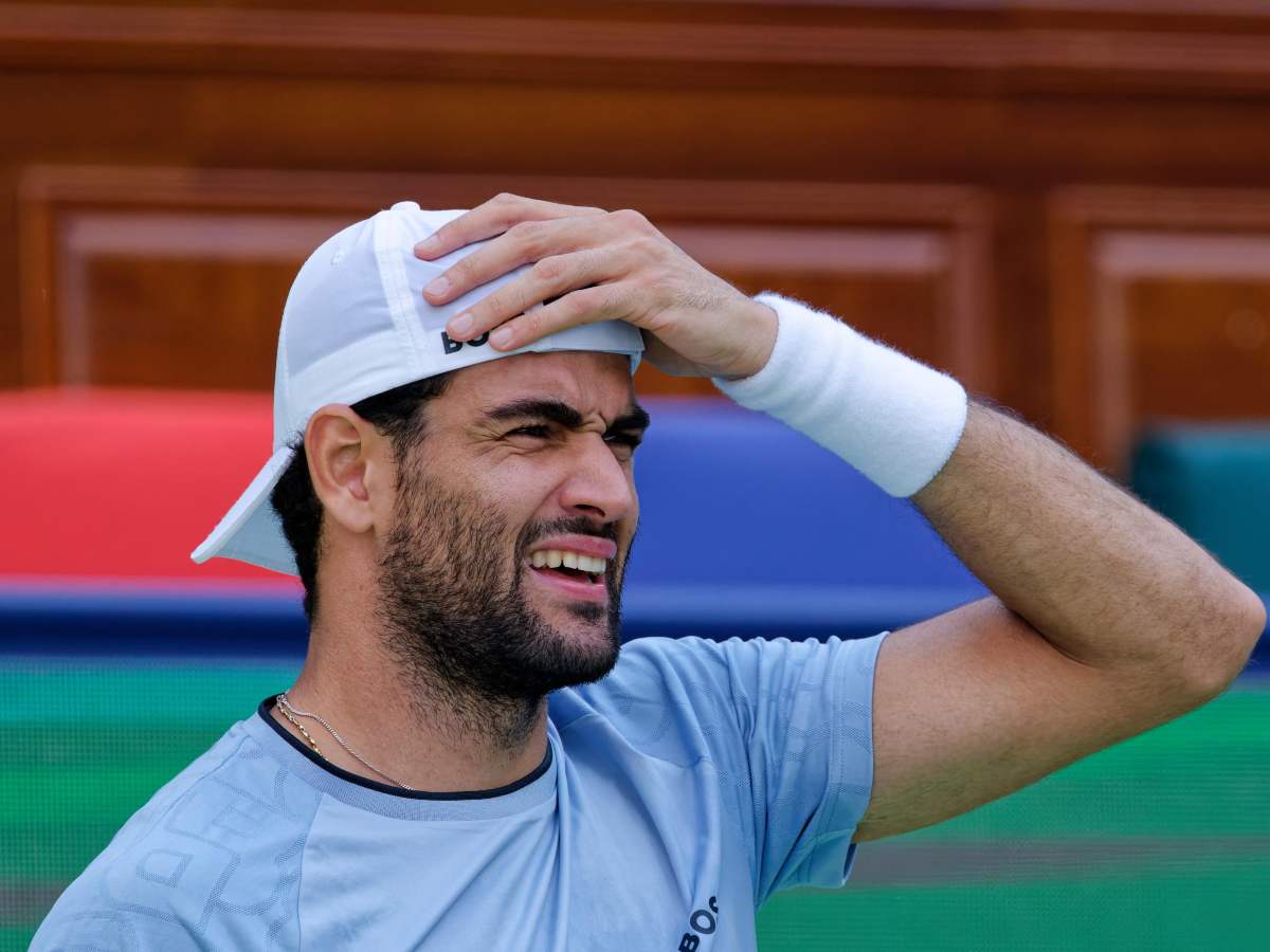 Berrettini si porta la mano in fronte