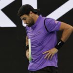 Matteo Berrettini sconsolato con le mani sui fianchi