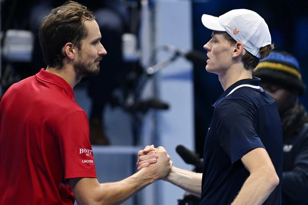 Medvedev e Sinner si stringono la mano a fine partita