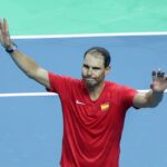 Rafa Nadal saluta i tifosi con le braccia alzate