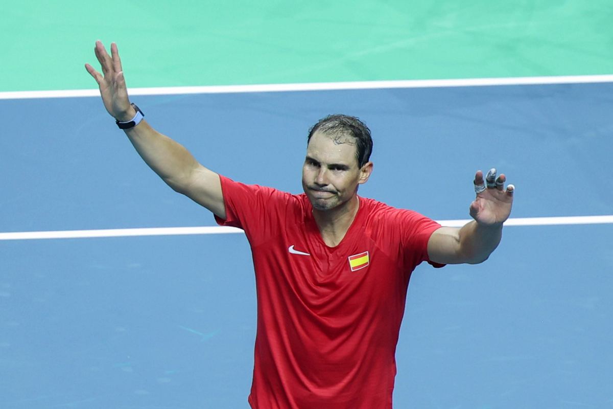 Rafa Nadal saluta i tifosi con le braccia alzate