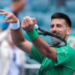 Novak Djokovic 'suona' la racchetta come fosse un violino