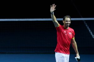 Rafa Nadal saluta il pubblico uscendo dal campo