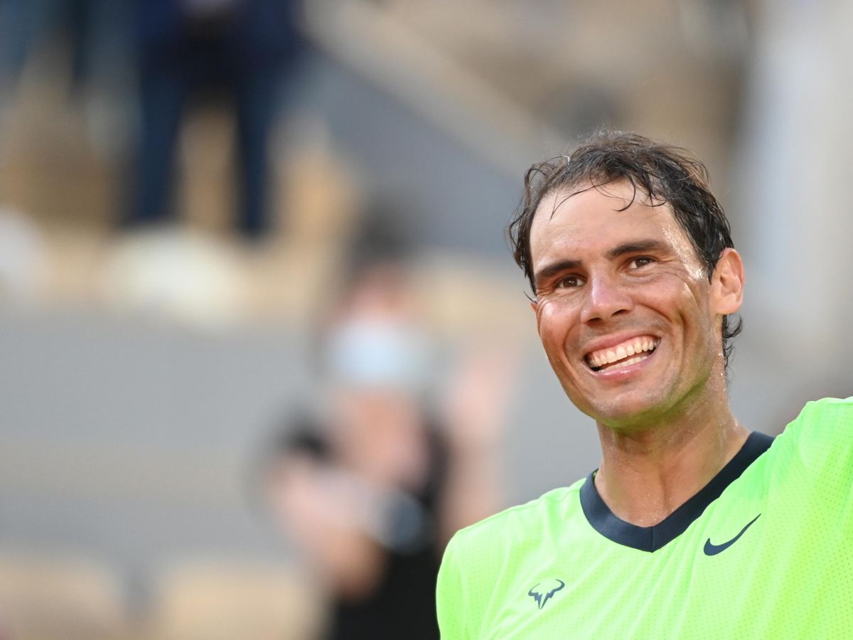 Rafael Nadal sorridente in campo