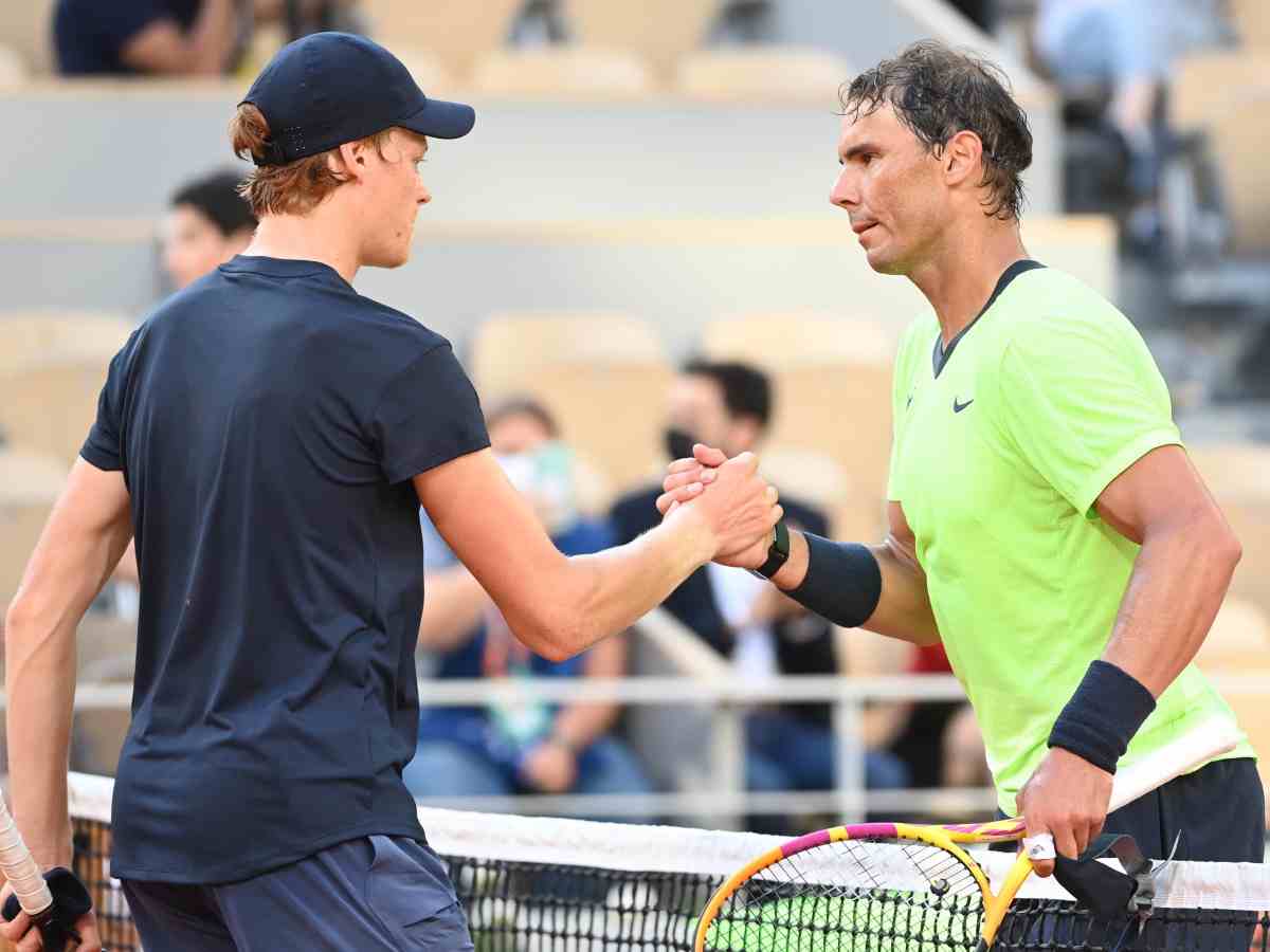 Rafael Nadal e Jannik Sinner si stringono la mano a fine partita