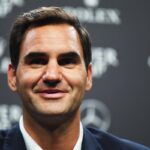 Roger Federer sorridente in conferenza stampa