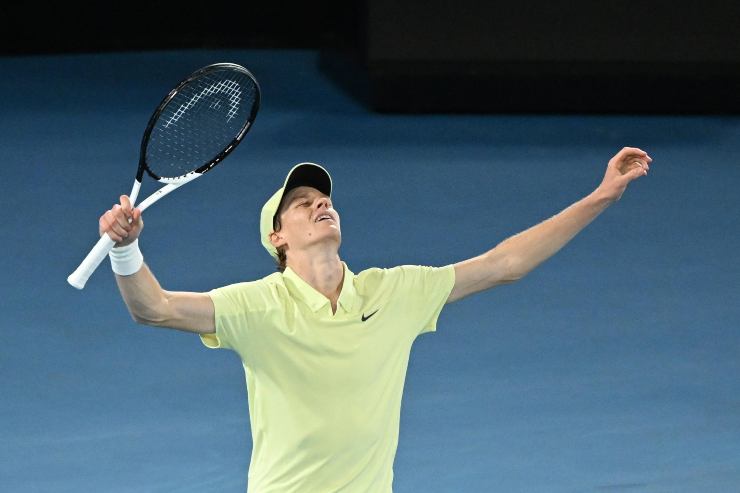 Jannik Sinner esulta dopo la vittoria contro Zverev a Melbourne