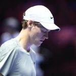 Primo piano di Jannik Sinner con lo sguardo basso