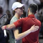 Sinner e Djokovic si salutano dopo un match