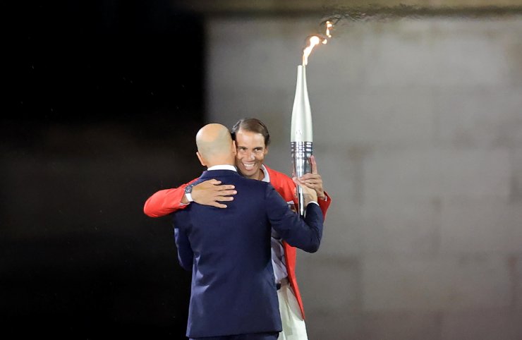 Nadal e Zidane si abbracciano durante la cerimonia d'inaugurazione delle Olimpiadi di Parigi