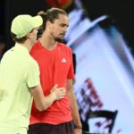 Jannik Sinner consola Alexander Zverev dopo la finale degli Australian Open