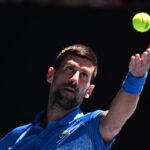 Djokovic lancia la palla per il servizio