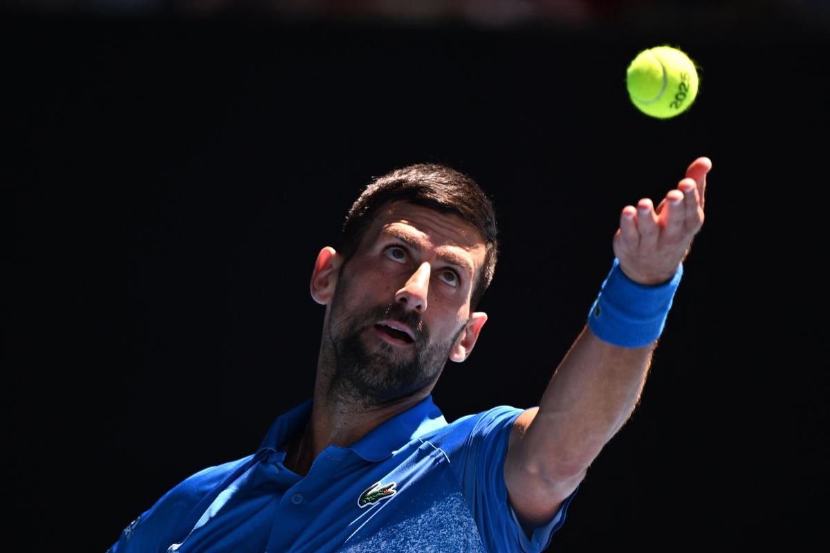 Djokovic lancia la palla per il servizio