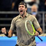 Matteo Berrettini esulta in campo