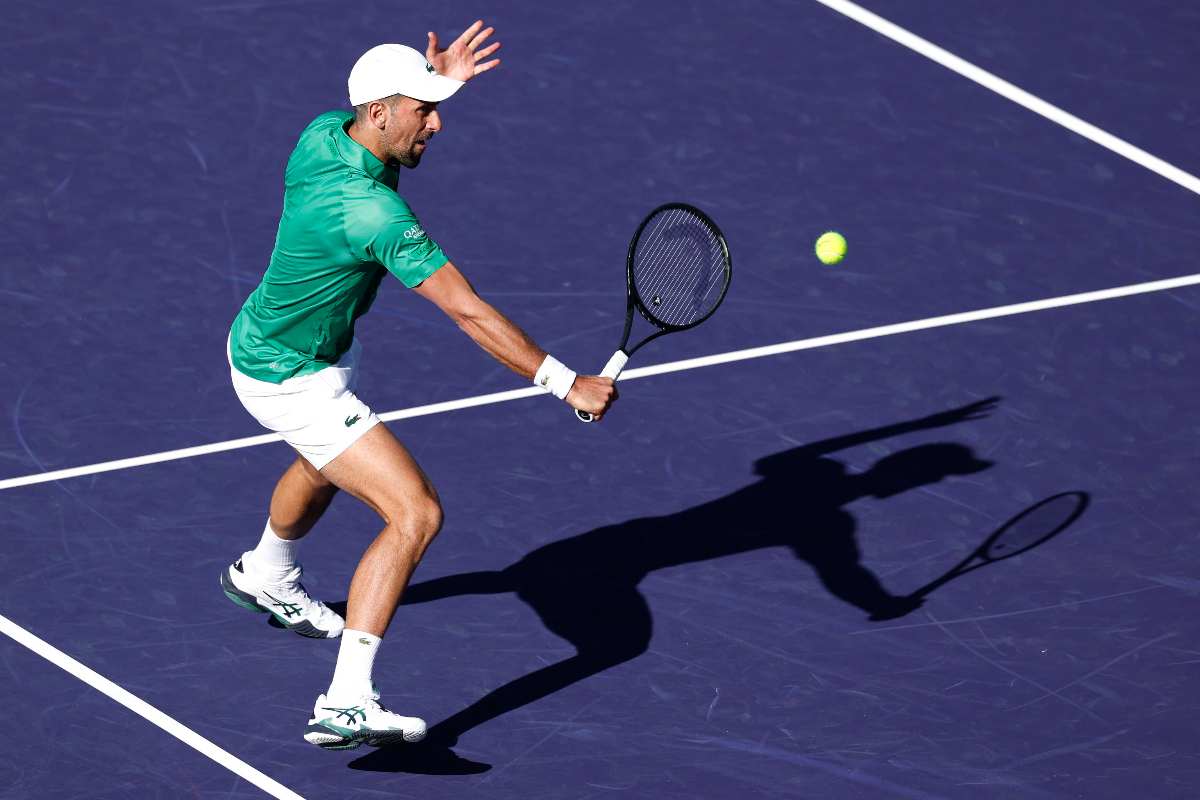 Djokovic colpisce la palla con una volée di rovescio