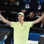 Jannik Sinner esulta dopo la vittoria
