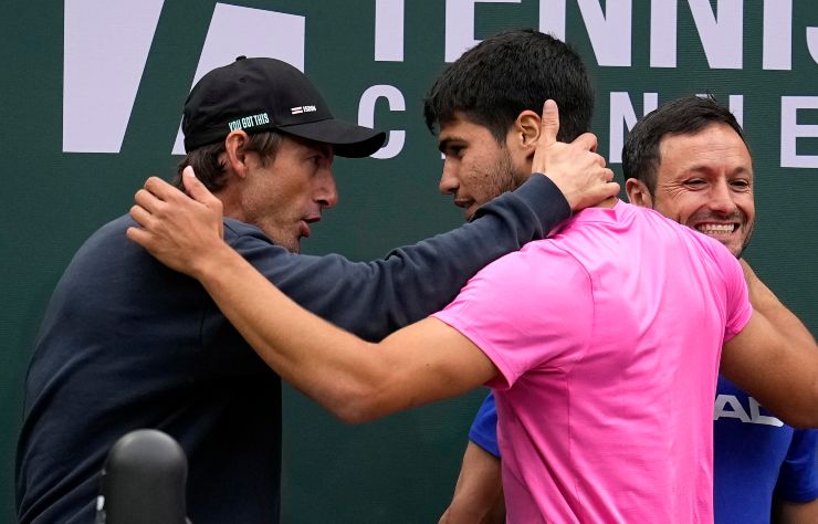 Carlos Alcaraz e Juan Carlos Ferrero si salutano