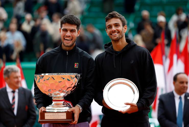 Alcaraz e Musetti sorridenti durante la premiazione del 1000 di Monte-Carlo