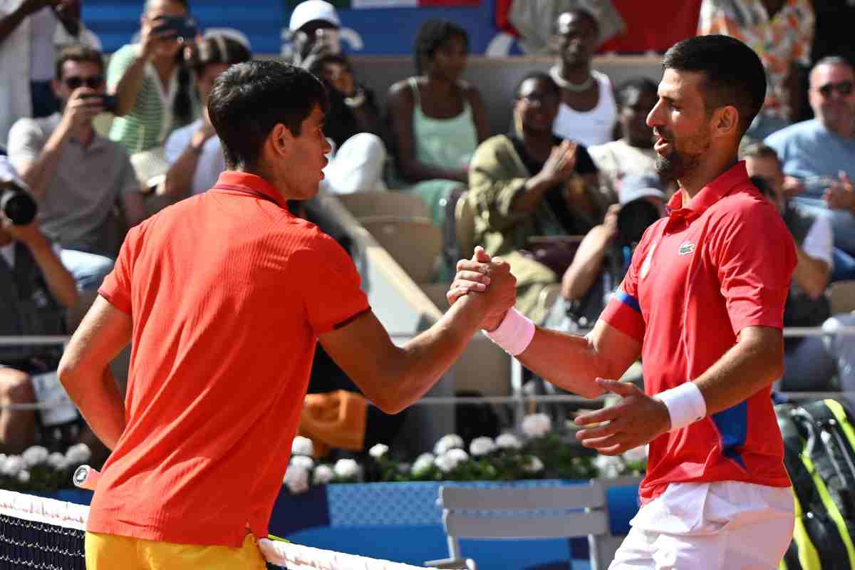 Alcaraz e Djokovic si stringono la mano a rete