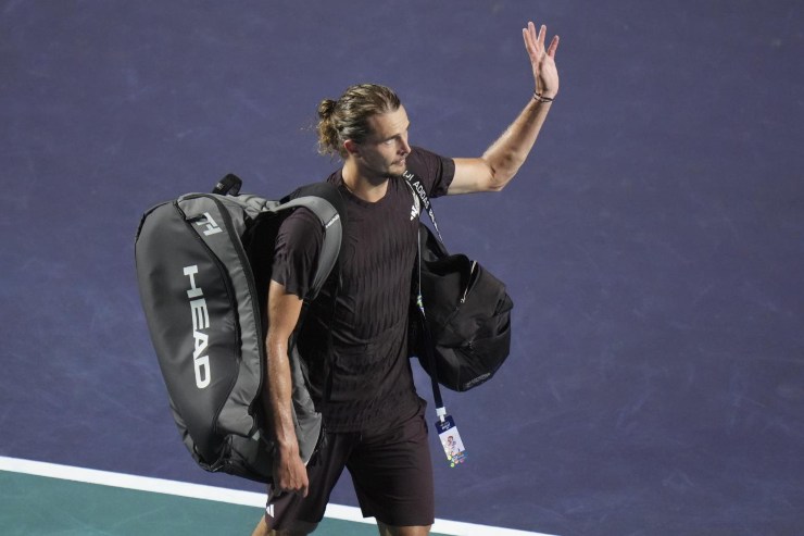 Alexander Zverev mentre saluta il pubblico al termine di un match