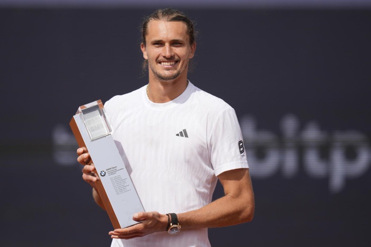 Alexander Zverev sorridente e con tra le mani il trofeo vinto a Monaco di Baviera