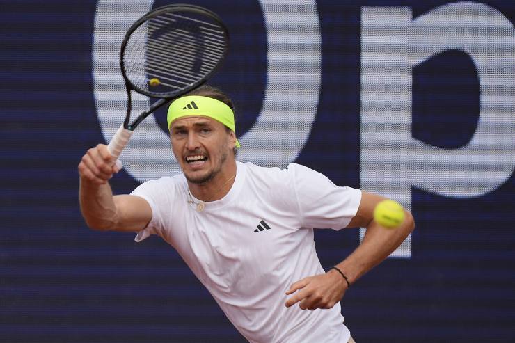 Alexander Zverev mentre incrocia di dritto