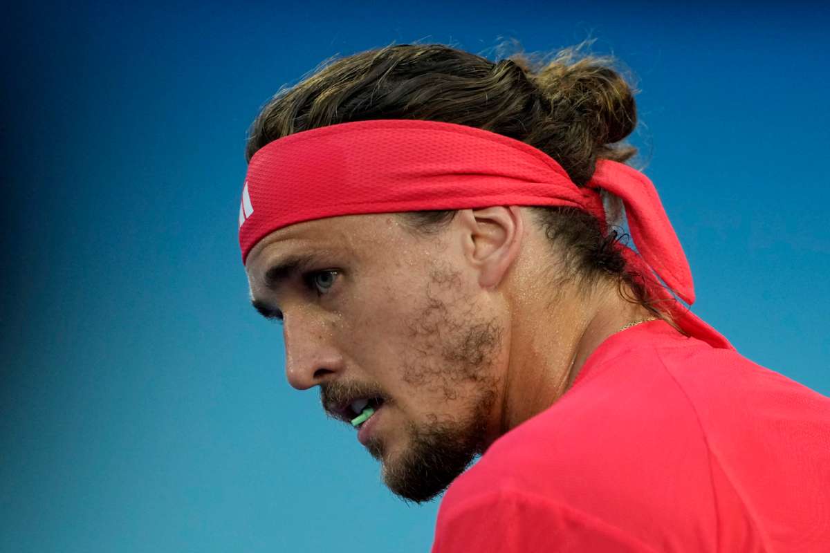 Alexander Zverev in primo piano, di profilo e con la bandana di colore rosso