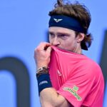 Andrey Rublev si copre la bocca con la maglietta