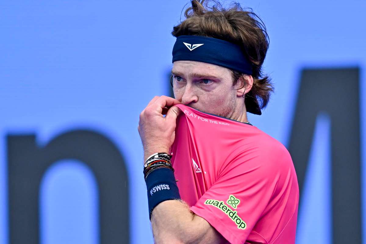 Andrey Rublev si copre la bocca con la maglietta