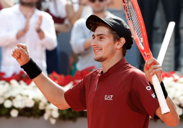 Matteo Arnaldi festeggia il successo contro Novak Djokovic