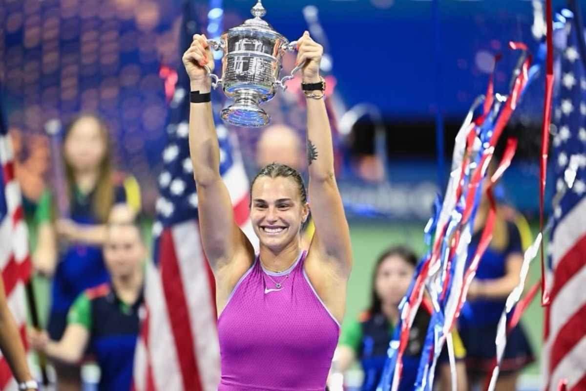 Aryna Sabalenka alza al cielo il trofeo a Miami