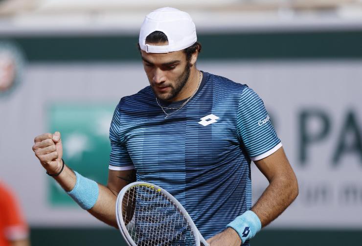 Matteo Berrettini mostra un pugno