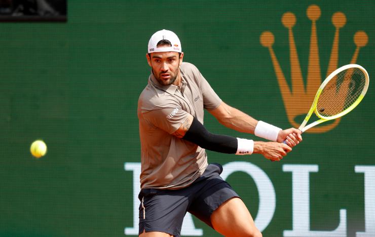 Matteo Berrettini esegue un rovescio in campo