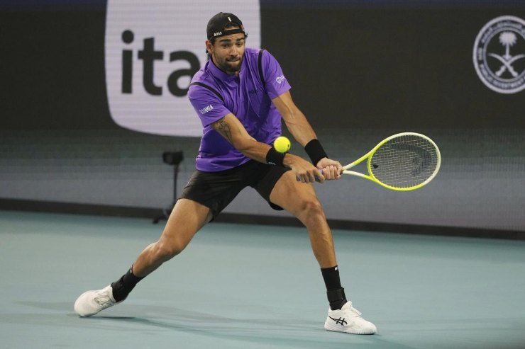 Matteo Berrettini esegue un rovescio a Miami