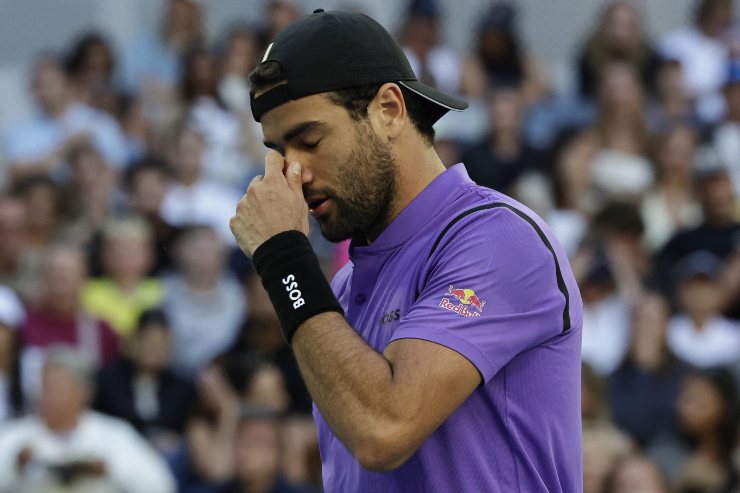 Matteo Berrettini pensieroso in campo