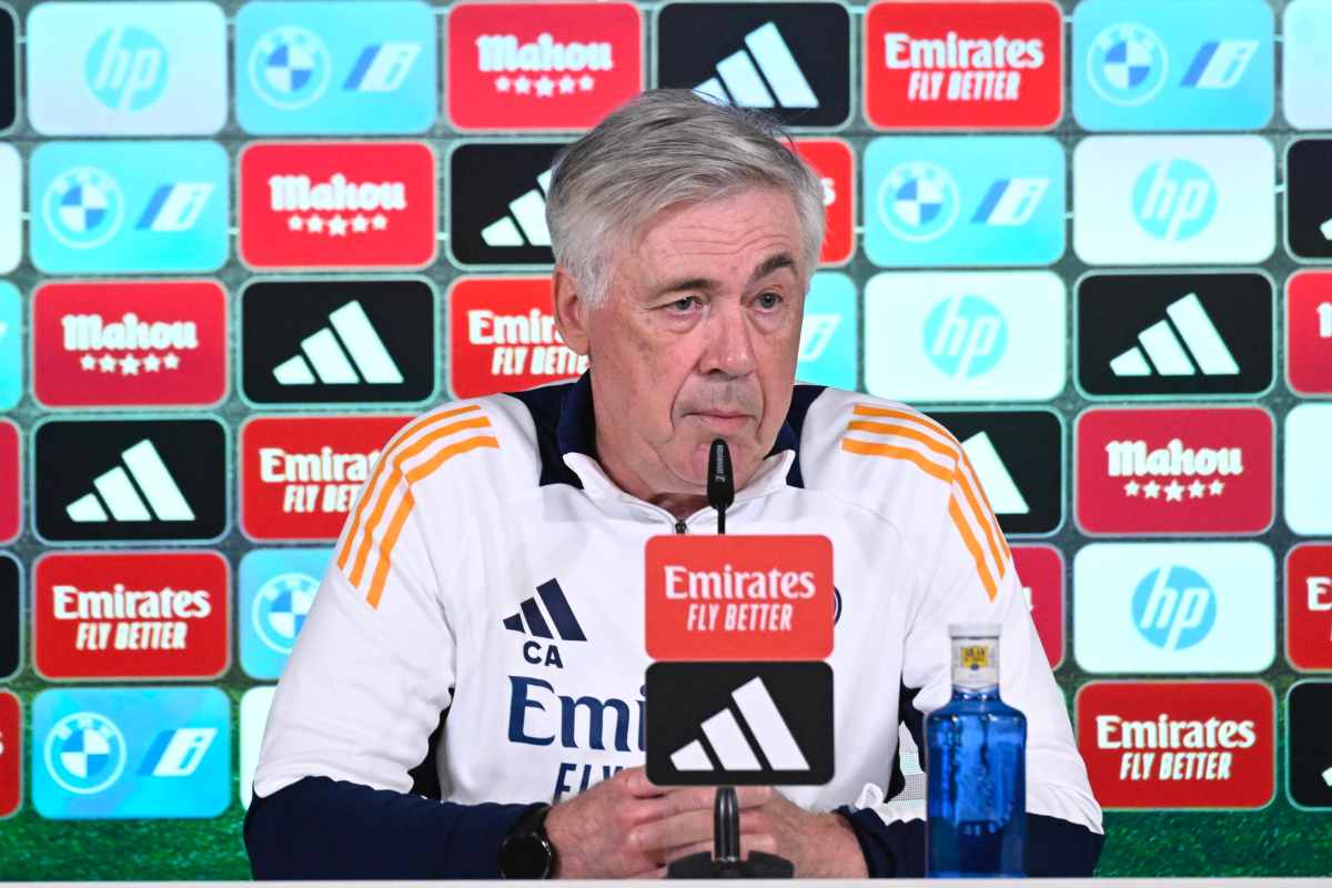Carlo Ancelotti alza il sopracciglio in conferenza stampa