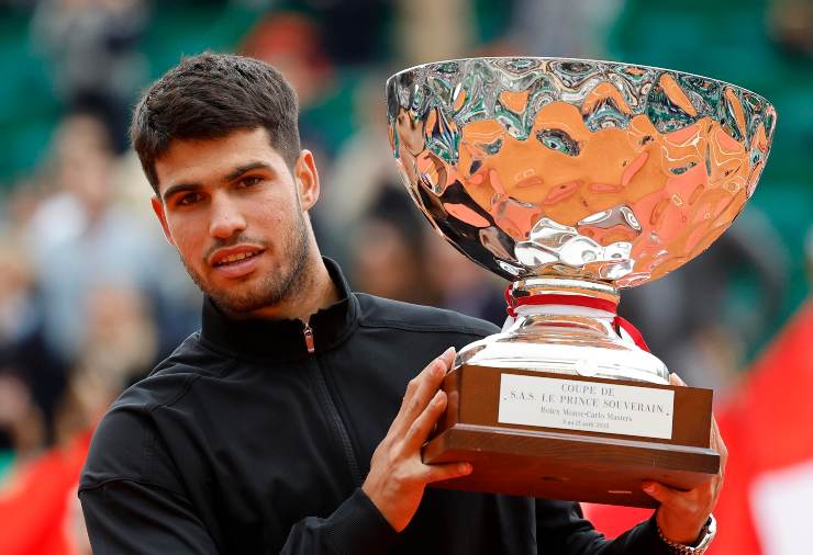 Carlos Alcaraz col trofeo a Monte Carlo