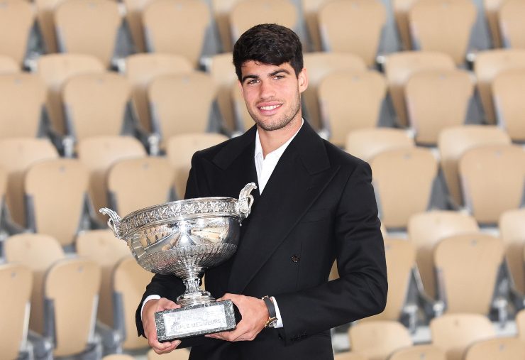 Carlos Alcaraz col trofeo di Parigi conquistato nel 2024