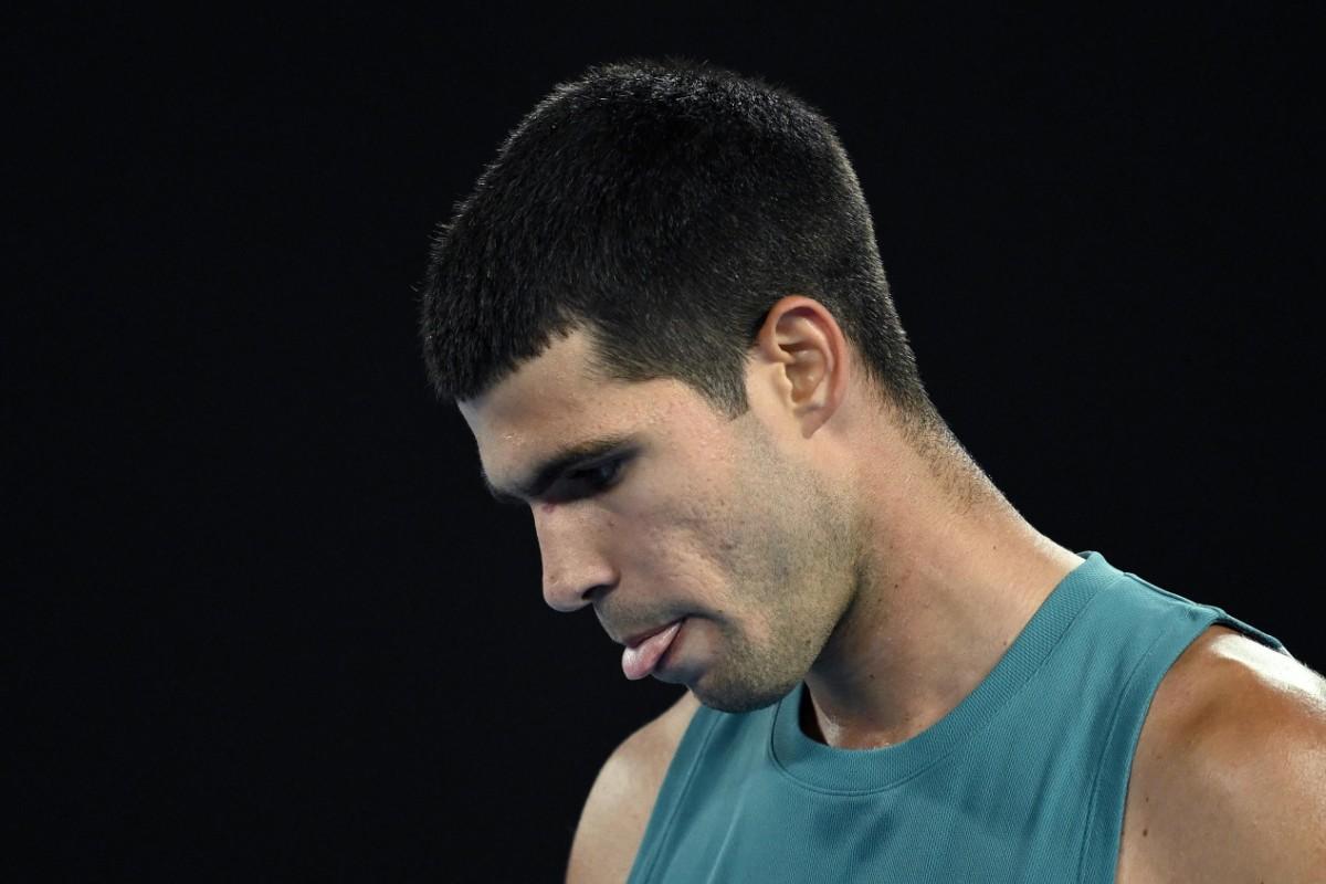 Carlos Alcaraz rassegnato durante un match