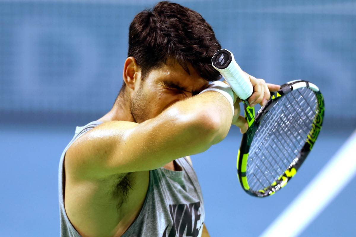 Carlos Alcaraz affaticato durante un match