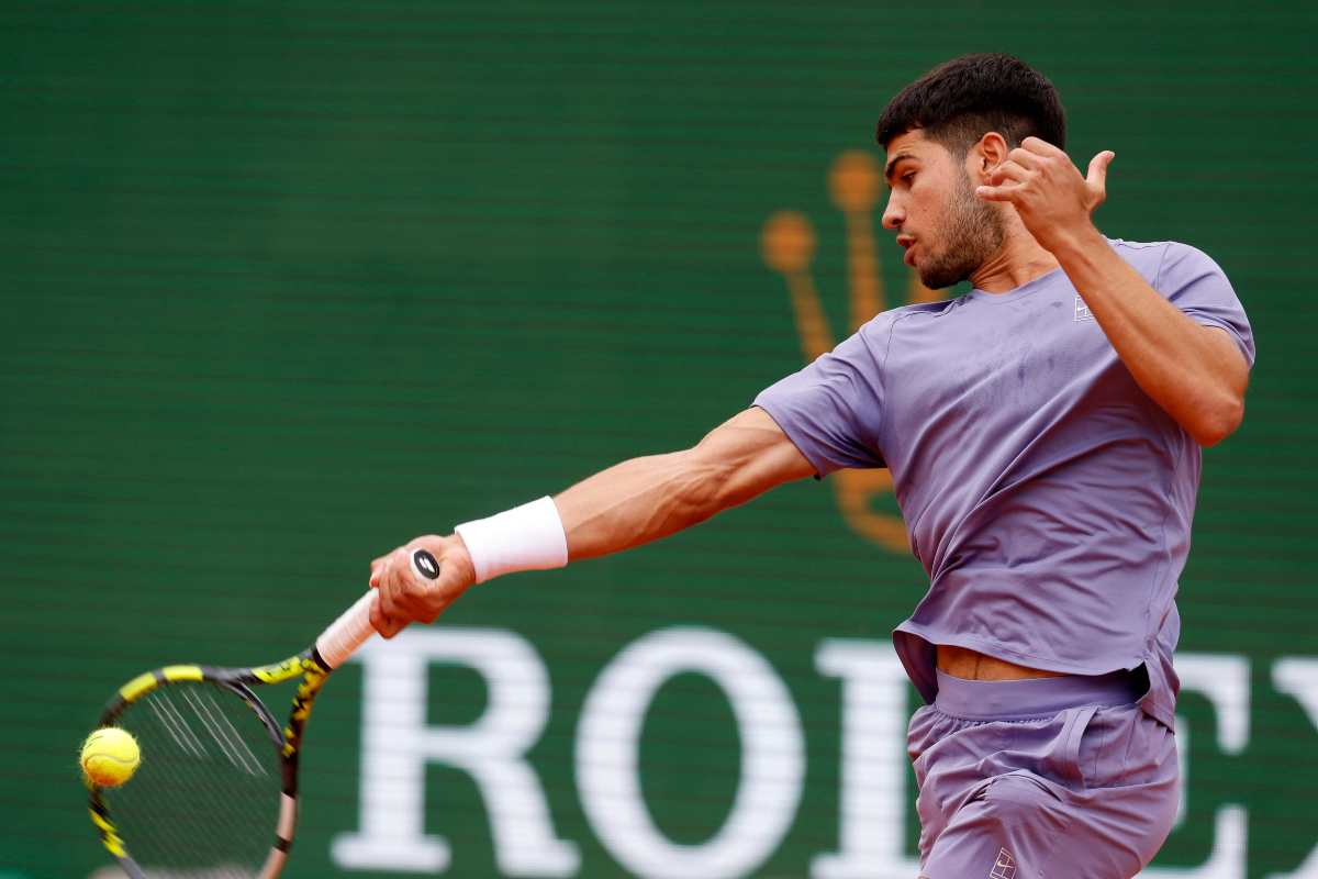 Carlos Alcaraz in azione col dritto a Montecarlo